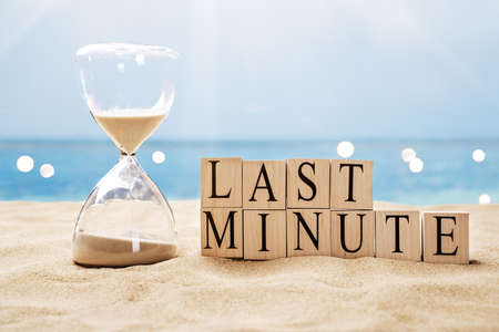 Last Minute Hourglass In Sand On Tropical Beachの写真素材