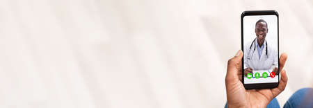 Online Video Chat With Doctor On Smartphone Screenの写真素材