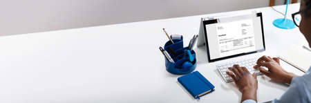 Business E Invoice On Laptop. Digital And Electronic Invoicesの写真素材