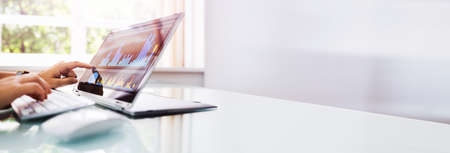 Online Business Analytics And KPI Dashboard On Laptopの写真素材