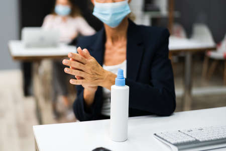 Woman Using Alcohol Rub Gel Or Handwash Disinfectantの写真素材
