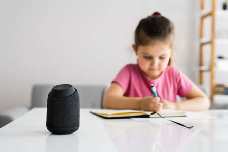 Child Kid Using Smart Speaker And Voice Assistantの写真素材