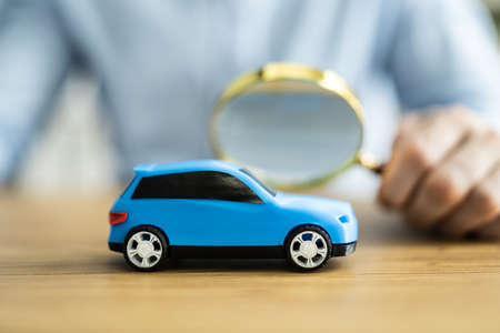 Auto Auto Scrutinize And Check Using Magnifying Glassの写真素材