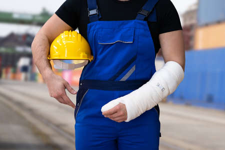 Adult Hurt At Job. Broken Arm Painの写真素材