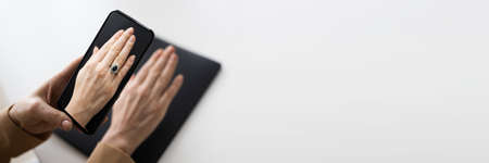 Virtual AR Diamond Ring Try On App On Phoneの写真素材