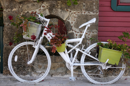 white bike with flowers.の写真素材