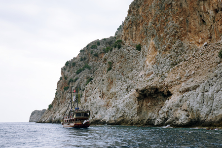 Alanya. Turkey-June 2018: Pirate ship off the coast of Turkey. The Mediterranean sea and steep cliffs. The concept of tourism.のeditorial素材