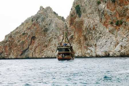 Alanya. Turkey-June 2018: Pirate ship off the coast of Turkey. The Mediterranean sea and steep cliffs. The concept of tourism.のeditorial素材