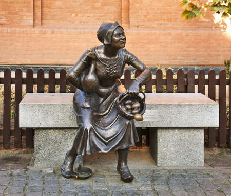 Statue of tradeswoman at new Market Square in Torun.  Polandのeditorial素材