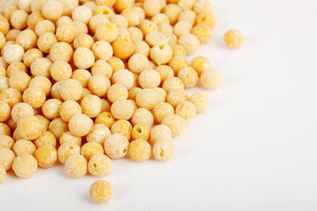 dried pea seeds isolated on white backgroundの写真素材