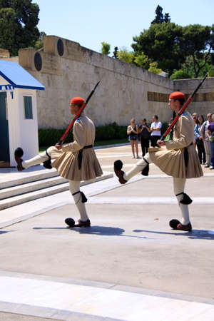 Changing the guards at the Greek Parliament-Athensのeditorial素材