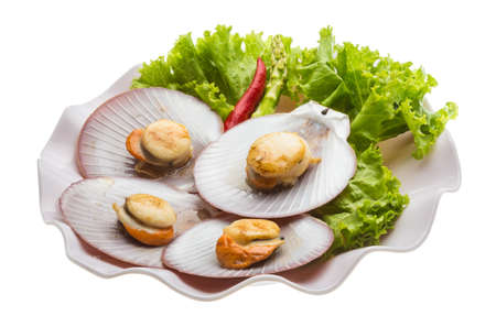 Grilled scallops with salad leaves
