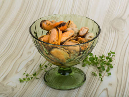 Marinated mussels - with thyme in the bowl