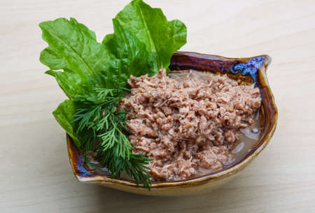 Cannded runa for snack with rosenary and spices