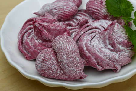 Marsh mallow from backberries with mint leaves