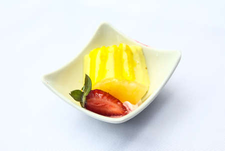 Banana pudding with fresh ripe strawberry and creamの写真素材