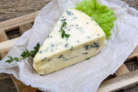 Blue cheese with thyme and salad leaves