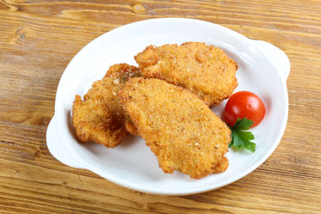 Chicken nuggets with tomato and parsley