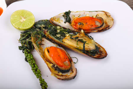 Baked mussels with spinach, lime and cheese