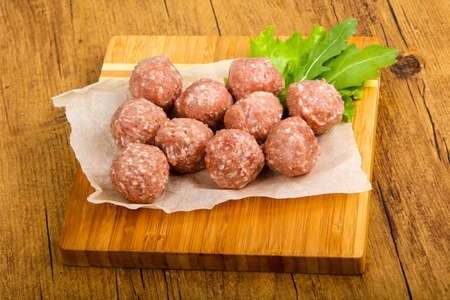 Raw meat balls for cookingの写真素材