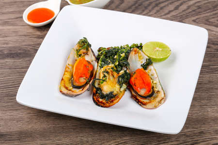 Baked mussels with spinach, lime and cheeseの写真素材