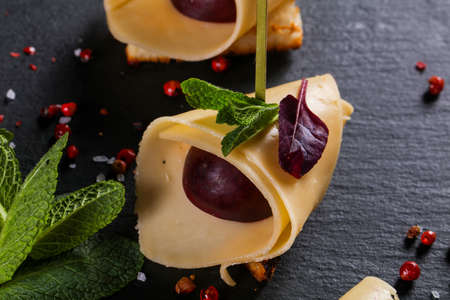 Canspe with cheese and grape served mint