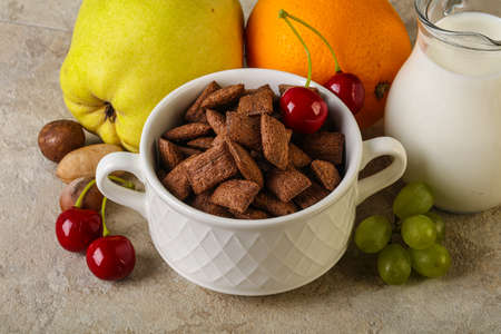 Breakfast with corn chokolate pads, fruits and milk