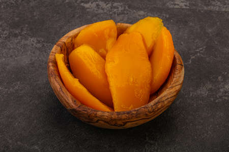 Sweet delicous mango slices in syropの写真素材