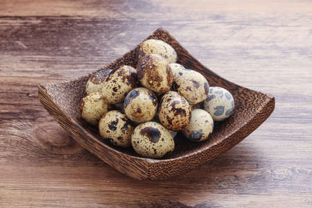 Raw delicatessen quail eggs heap in the bowlの写真素材