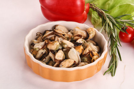 Marinated unshell mussels in the bowlの写真素材