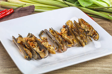 Steamed razor mollusk with lemongrass and garlik