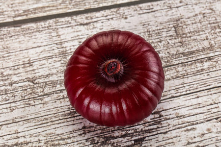 Ripe purple juicy onion for cookingの写真素材