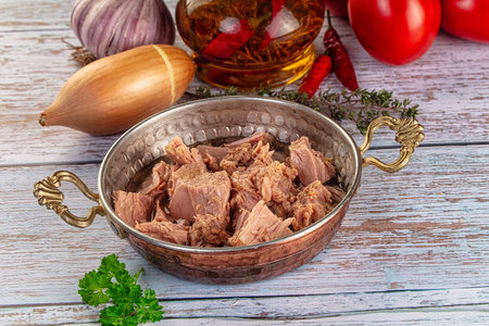 Canned tuna fish in olive oil dipの写真素材