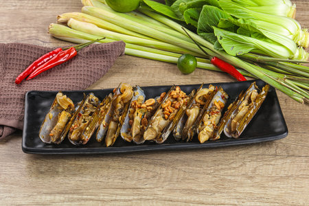 Steamed razor mollusk with lemongrass and garlik