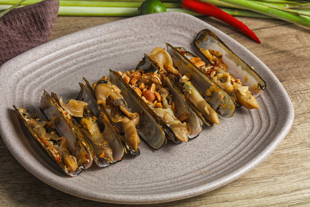 Steamed razor mollusk with lemongrass and garlik