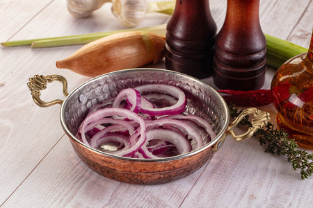 Sliced red raw onion rings heapの写真素材