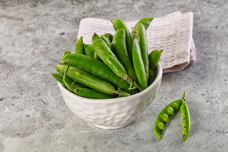 Ripe swwet organic green peas in the bowlの写真素材