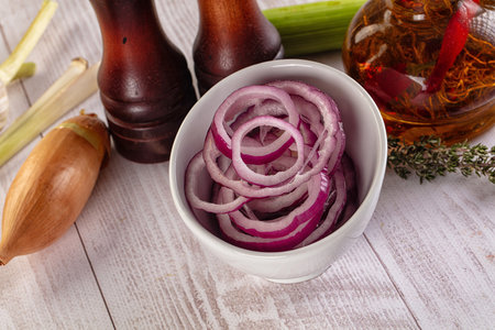 Sliced red raw onion rings heapの写真素材