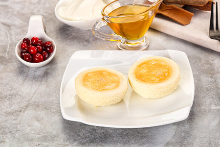 Roasted cheesecakes - Syrniki with honey and cream