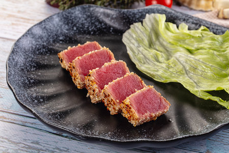 Tuna tataki roasted and raw in sesame seedsの写真素材