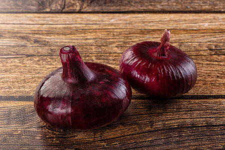 Raw ripe purple whole onion for cookingの写真素材