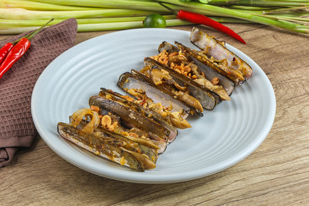 Steamed razor mollusk with lemongrass and garlik