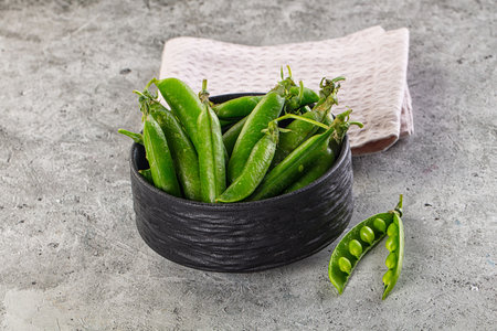 Ripe swwet organic green peas in the bowlの写真素材