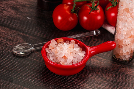 Rose pink Himalai salt in the bowlの写真素材