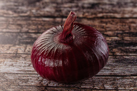 Raw ripe purple whole onion for cookingの写真素材