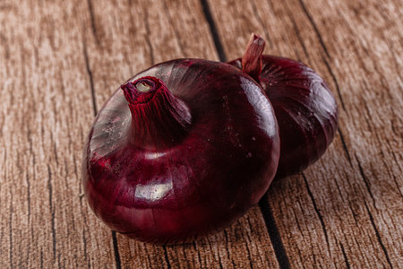 Raw ripe purple whole onionの写真素材