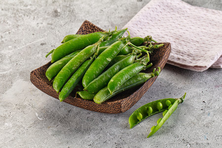 Ripe sweet organic green peas in the bowlの写真素材