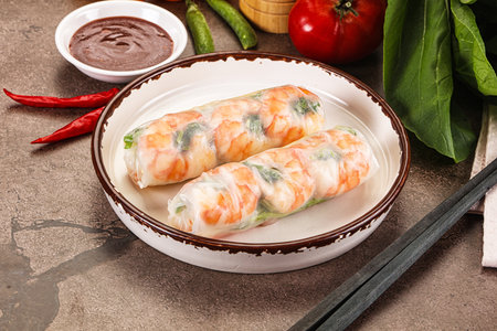 Vietnamese spring roll with prawn and vegetables