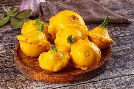 Ripw organic yellow fresh patissons heap