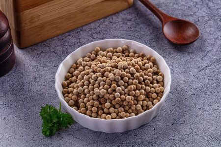 Dry aroma white pepper corn heap